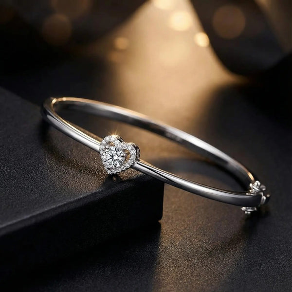 צמיד קשיח לב משובץ אבן מרכזית מוסונייט