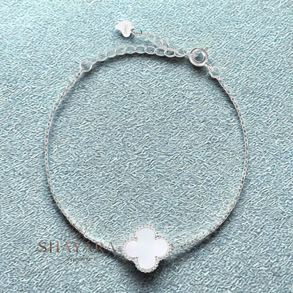 🌸 "צמיד Clover Charm – קמע של סטייל ומזל"